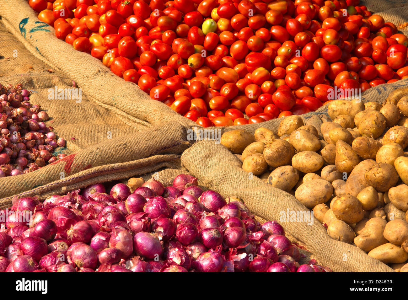 VEGETABLES FOR SALE TOMATOES ONIONS AND POTATOES IN A MARKET IN SOUTHERN INDIA Stock Photo