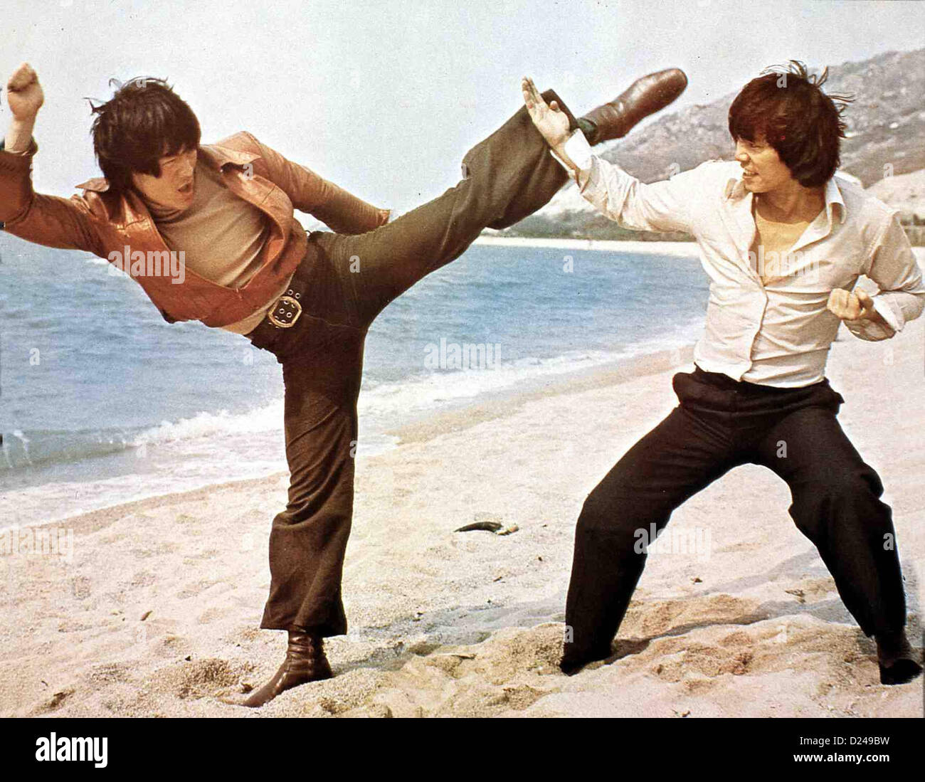 Bruce Lee - Der Reissende Puma Storming Attacks Bruce Lee Mit Hilfe seiner  Faeuste besiegt der junge Polizist Wang Liang Stock Photo - Alamy