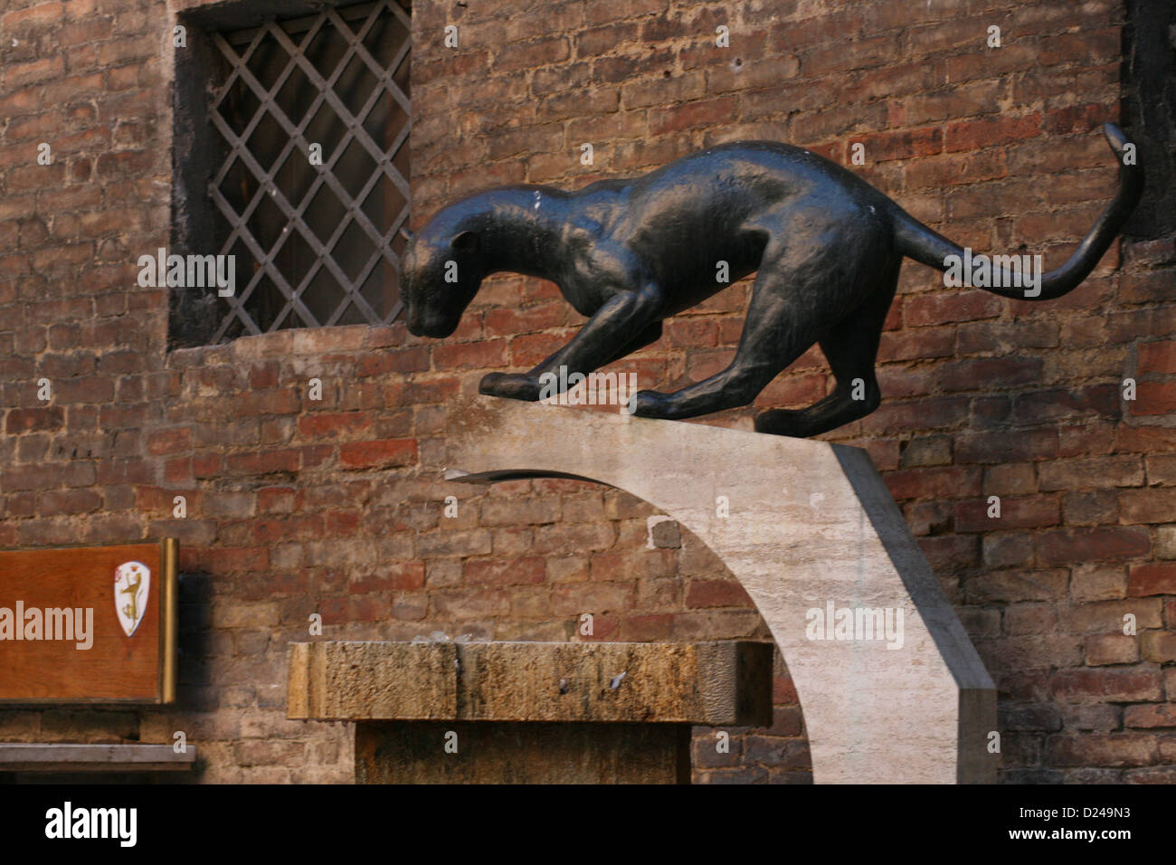 Statue of large cat like a or puma Siena - Alamy