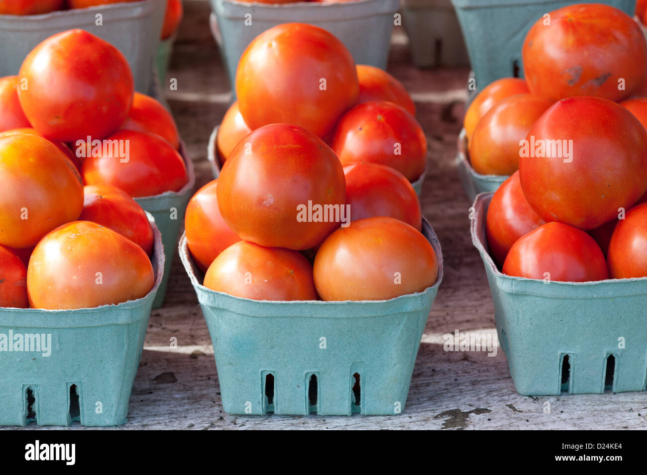 Baskets of tomatoes at a farmers market Stock Photo - Alamy