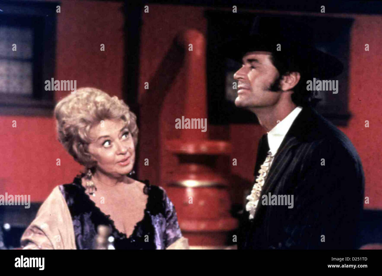 Latigo Support Your Local Gunfighter Joan Blondell, James Garner Latigo (James  Garner), der seine gesamte Habe beim Stock Photo - Alamy