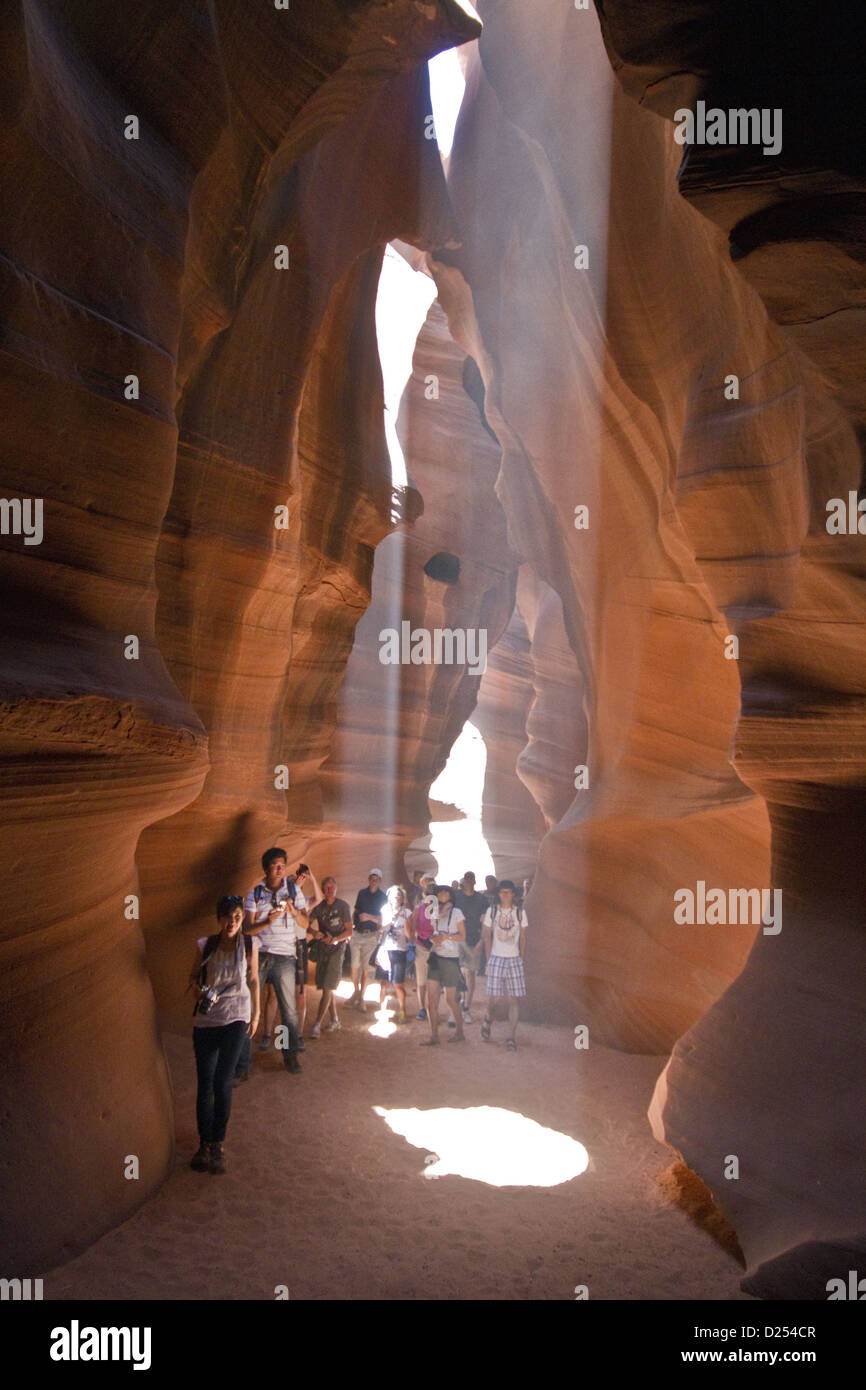 People caught in Light beam in Upper Antelope Canyon formed erosion ...