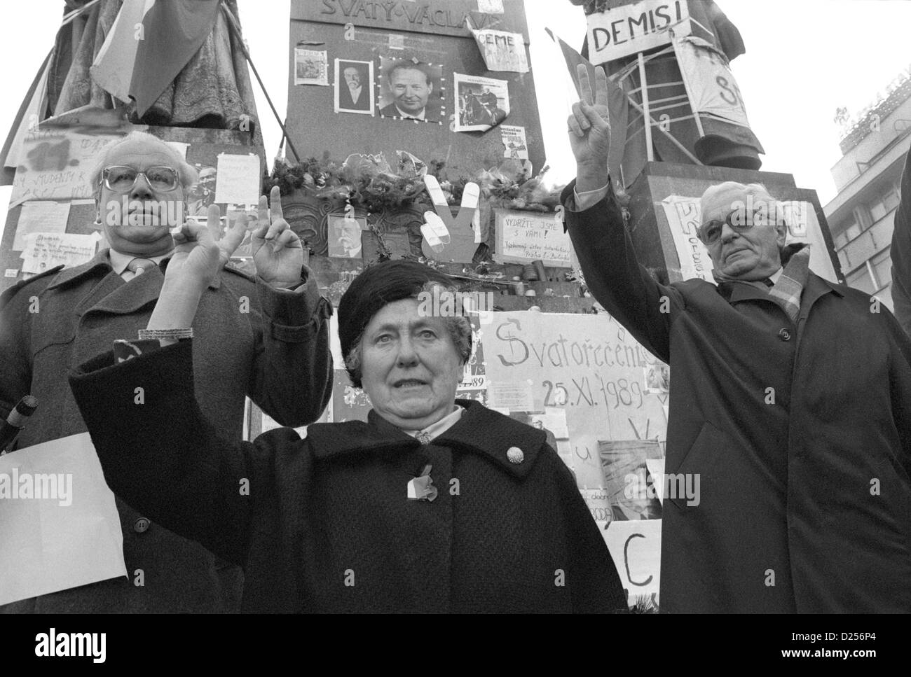 November 1989 Velvet Revolution.Veterans of the Prague Spring  pictured in Wenceslas Square during the fall of communism in 1989 Stock Photo