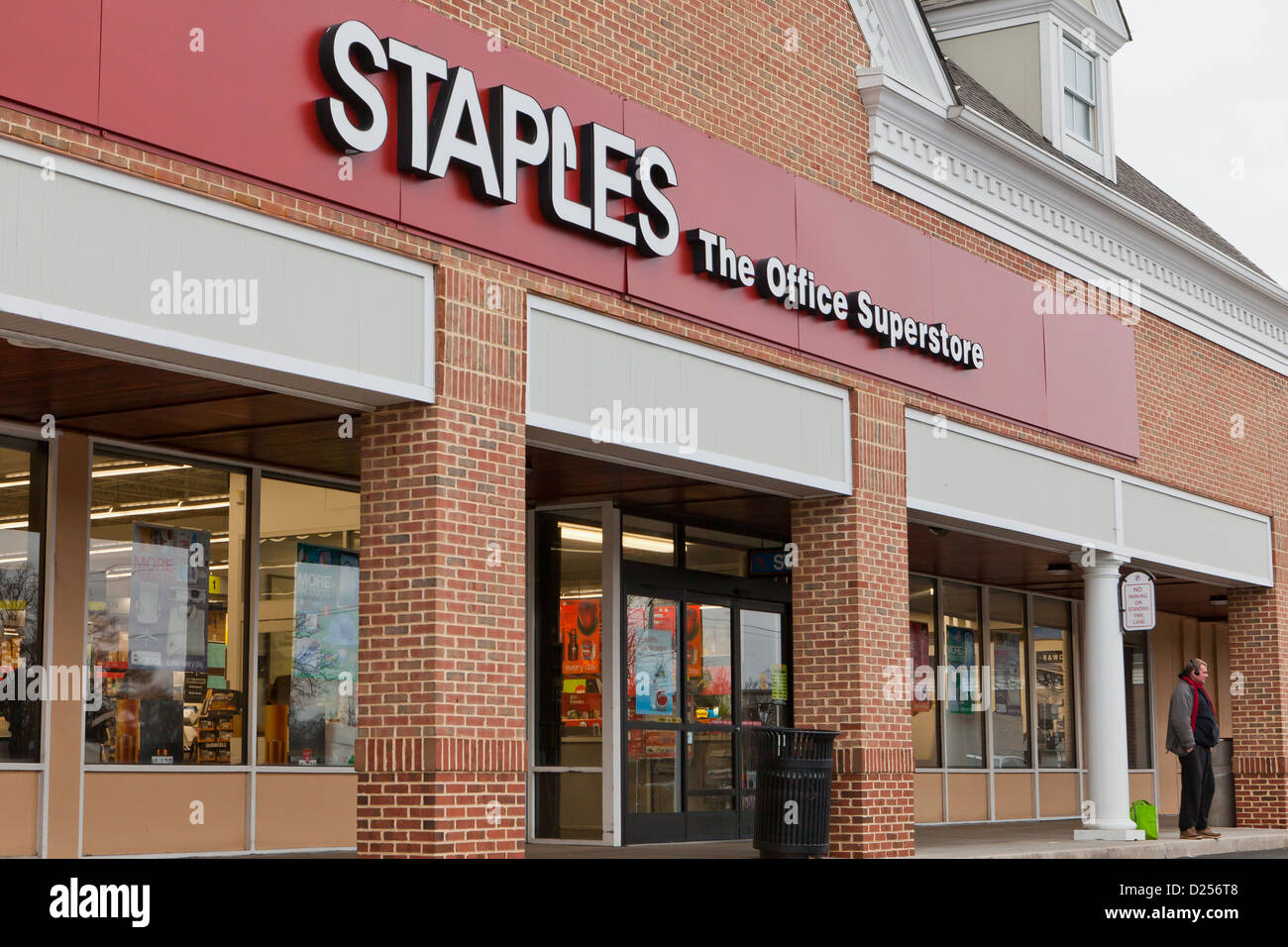 Staples store hi-res stock photography and images - Alamy