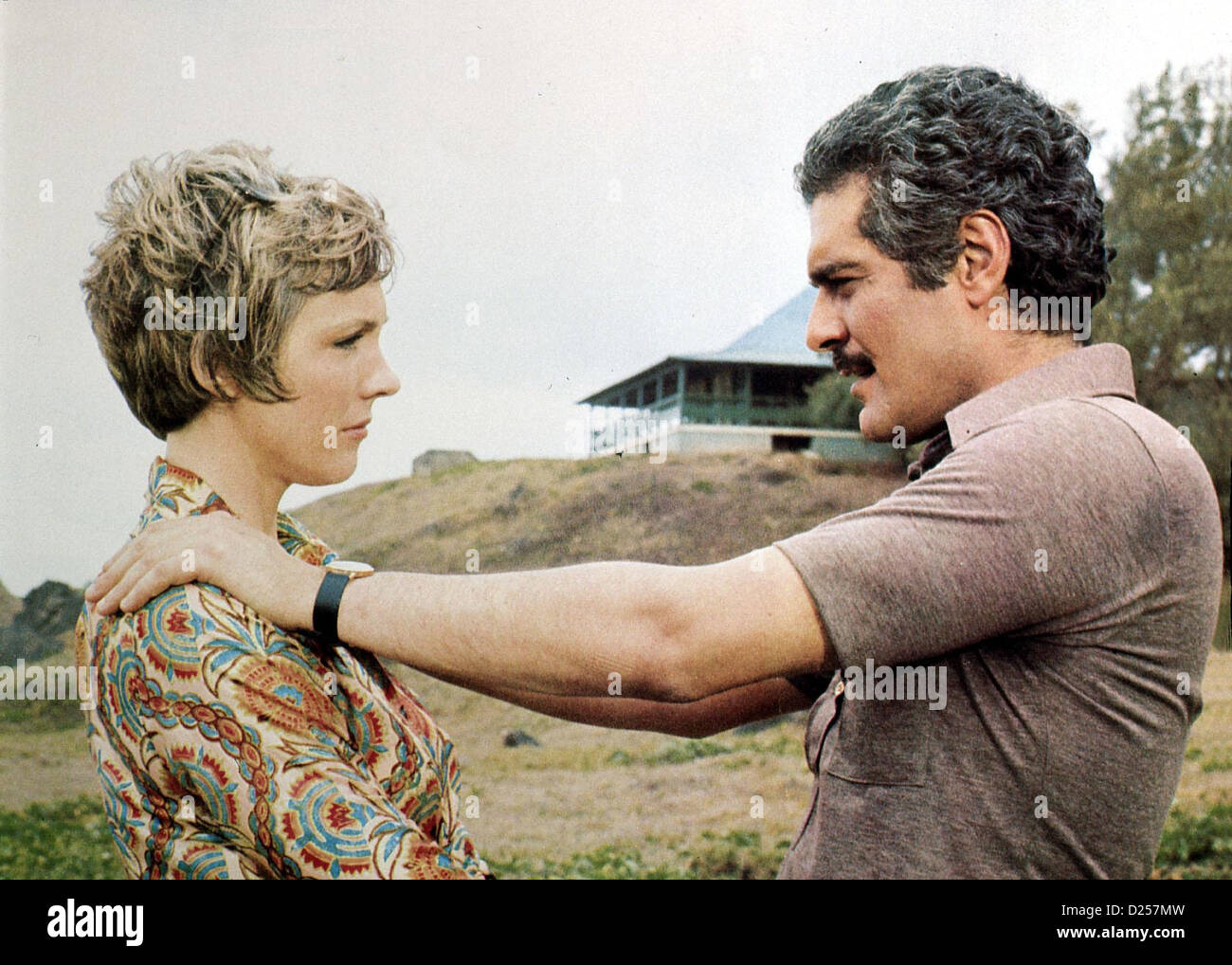 Die Frucht Des Tropenbaumes Tamarind Seed, Julie Andrews, Omar Sharif Waehrend Judiths (Julie Andrews) Vorgesetzte erwarten, Stock Photo