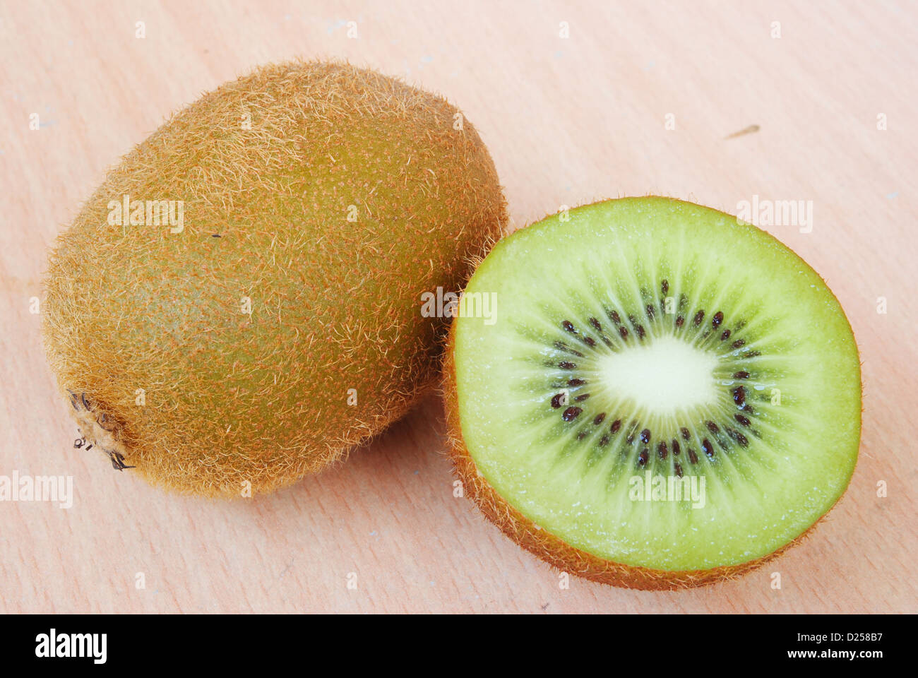 Whole kiwis pile hi-res stock photography and images - Alamy