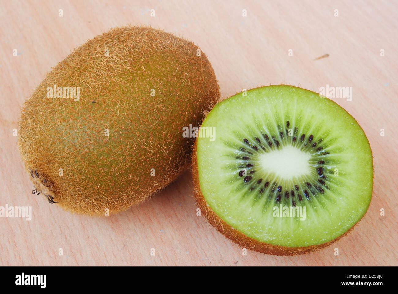 Whole kiwis pile hi-res stock photography and images - Alamy
