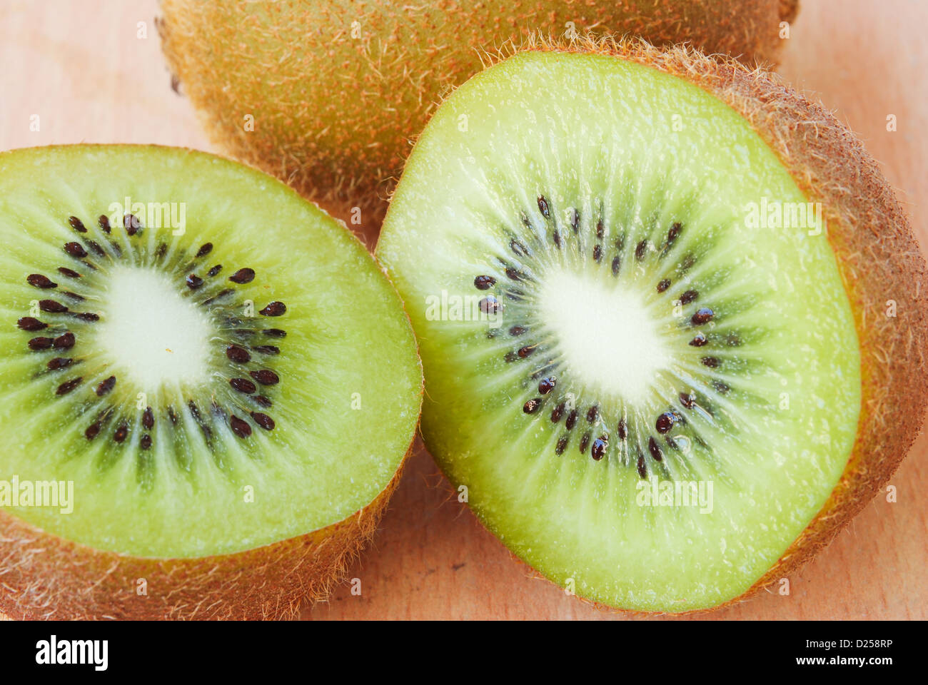 Whole kiwis pile hi-res stock photography and images - Alamy