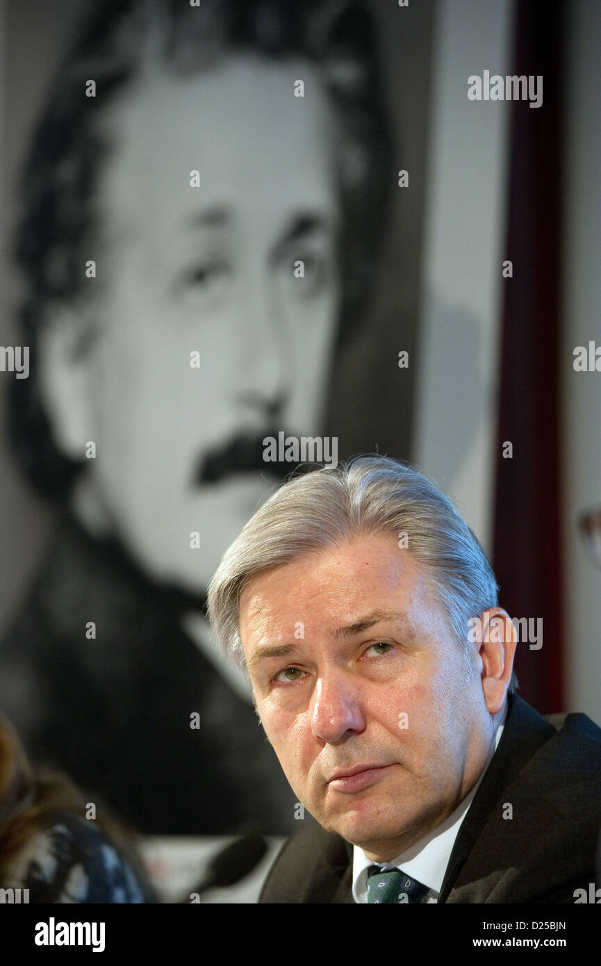 Mayor of Berlin Klaus Wowereit walks past a portrait of physicist Albert Einstein on his way to a press conference in Berlin, Germany, 14 January 2013. The picture is part of the exhibition for the theme year on Kristallnacht 75 years ago and the seizure of power by the Nazis 80 year ago. Photo: MARC TIRL Stock Photo