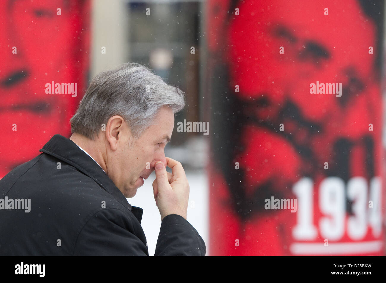 Mayor of Berlin Klaus Wowereit walks past columns in the open-air exhibition in Berlin, Germany, 14 January 2013. The columns are part of the exhibition for the theme year on Kristallnacht 75 years ago and the seizure of power by the Nazis 80 year ago. Photo: MARC TIRL Stock Photo