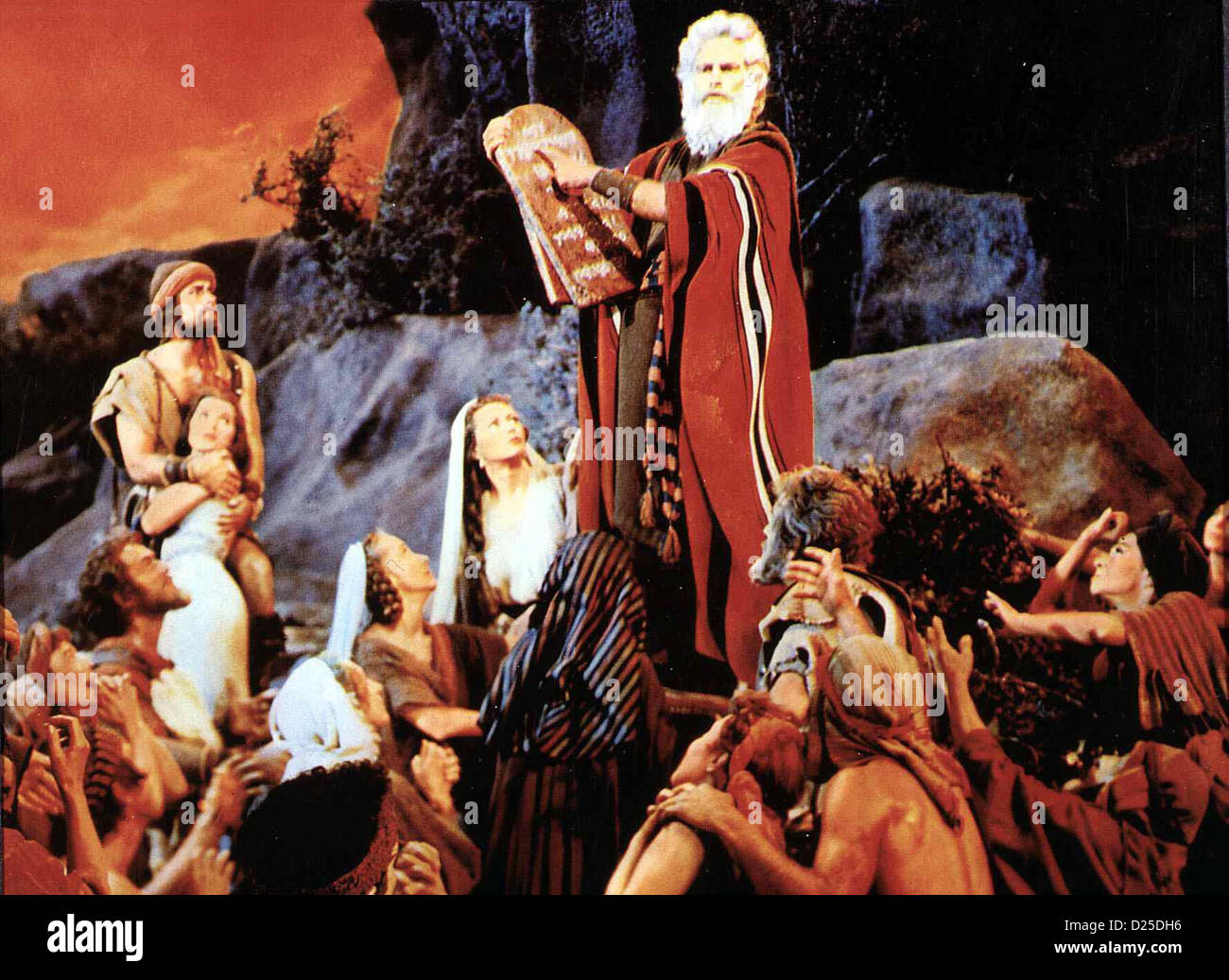 Die Zehn Gebote  Ten Commandments,  Charlton Heston Unterwegs empfaengt Moses (Charlton Heston,m) zehn Gebote Gottes, nach Stock Photo