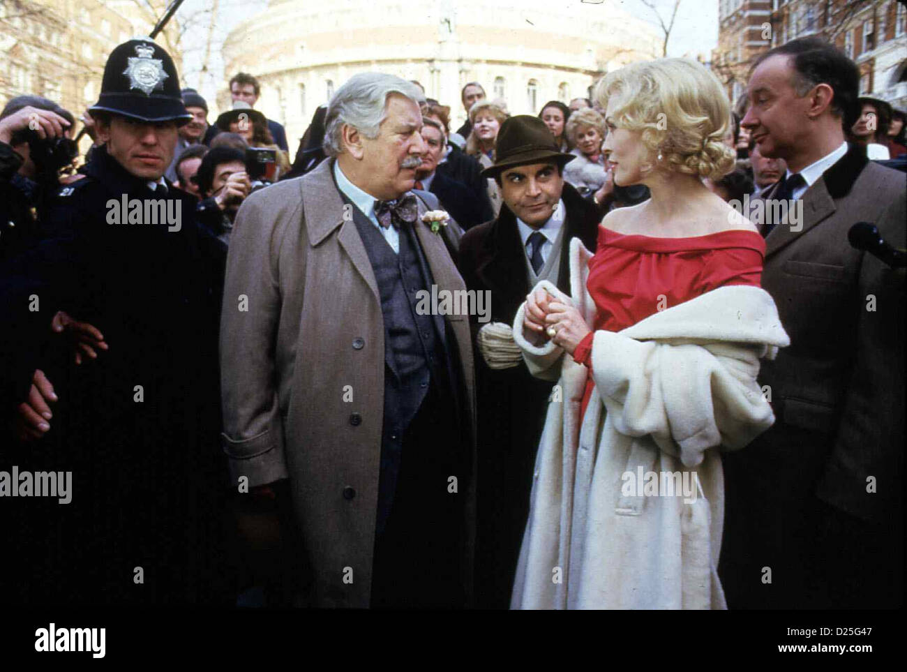 Agatha Christie: Mord La Carte  Thirteen At Dinner  Peter Ustinov, David Suchet, Faye Dunaway Nachdem ihr Mann ermordet wurde, Stock Photo