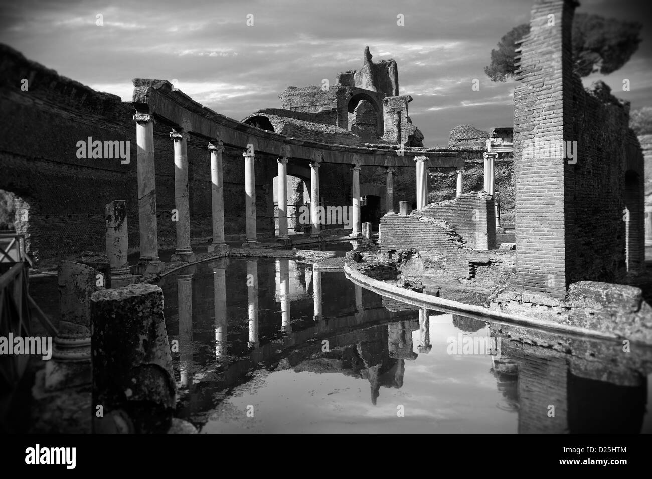 Hadrian's Villa ( Villa Adriana ) 2nd century AD - The Maritime Theatre (  Teatro Marittimo ) Stock Photo