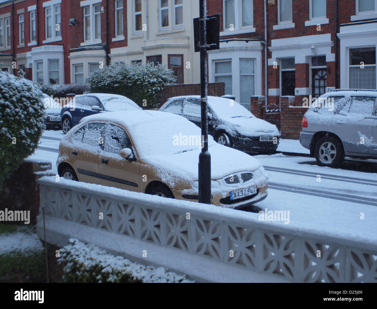 Newcastle, UK. 15th January 2013. Flurries of snow showers sweeping in from the North sea covering stationary cars in the suburbs of Newcastle Upon Tyne. Making driving difficult as the snow begins to settle.  Credit:  james walsh / Alamy Live News Stock Photo