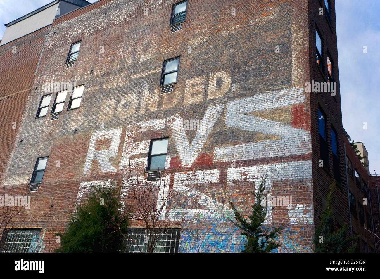 An old bonded warehouse alongside the High Line park in Manhattan, New York, USA. Stock Photo