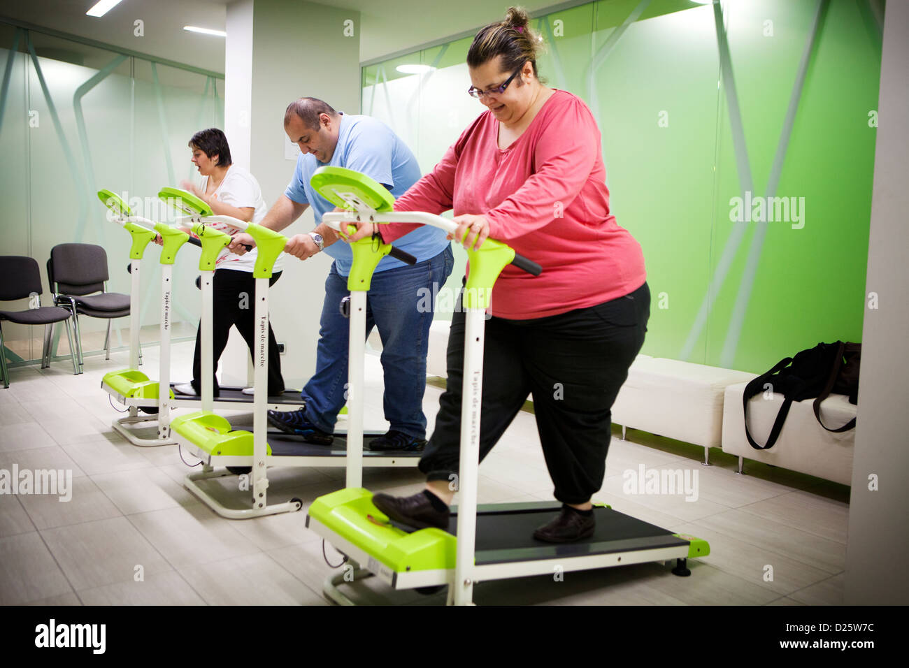 толстые люди в тренажерном зале. физический. физические активы. фитнес для полных. двигательная активность.