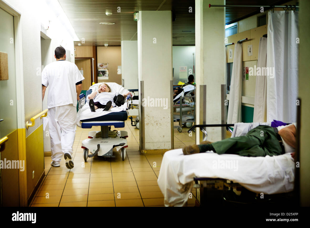 Hospital beds full hi-res stock photography and images - Alamy