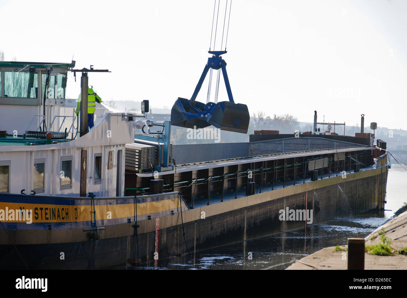 Loading unloading of an inland navigation vessel barge in the inland