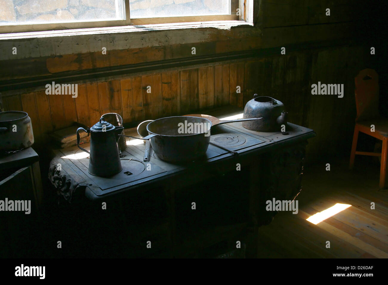 https://c8.alamy.com/comp/D26DAF/antique-cast-iron-pots-and-pans-D26DAF.jpg
