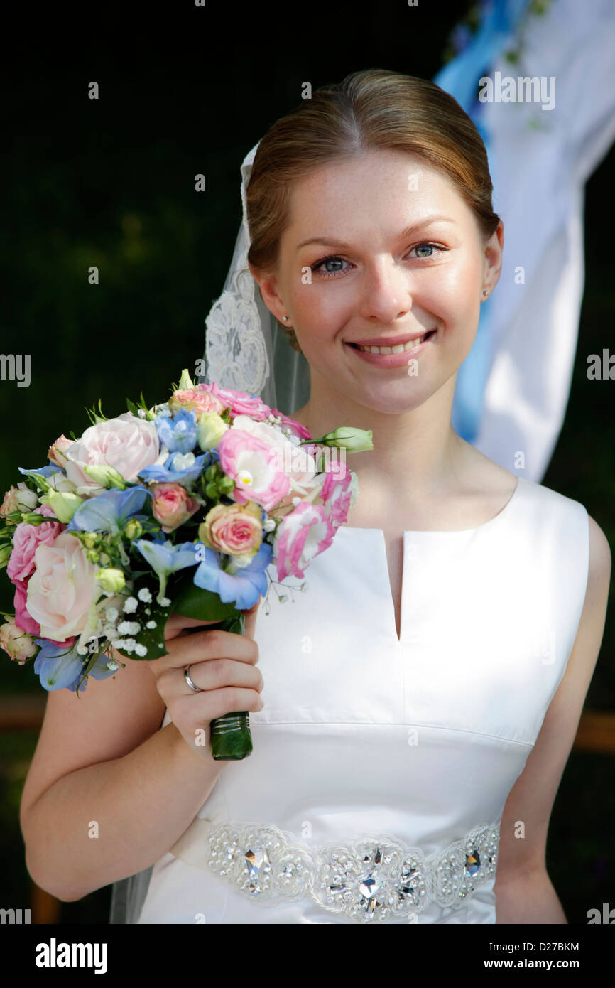 Portrait of the beautiful bride with a bouquet Stock Photo - Alamy