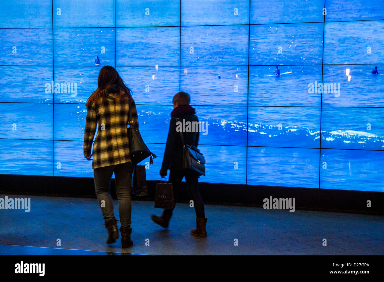 Video wall in a mall hi-res stock photography and images - Alamy