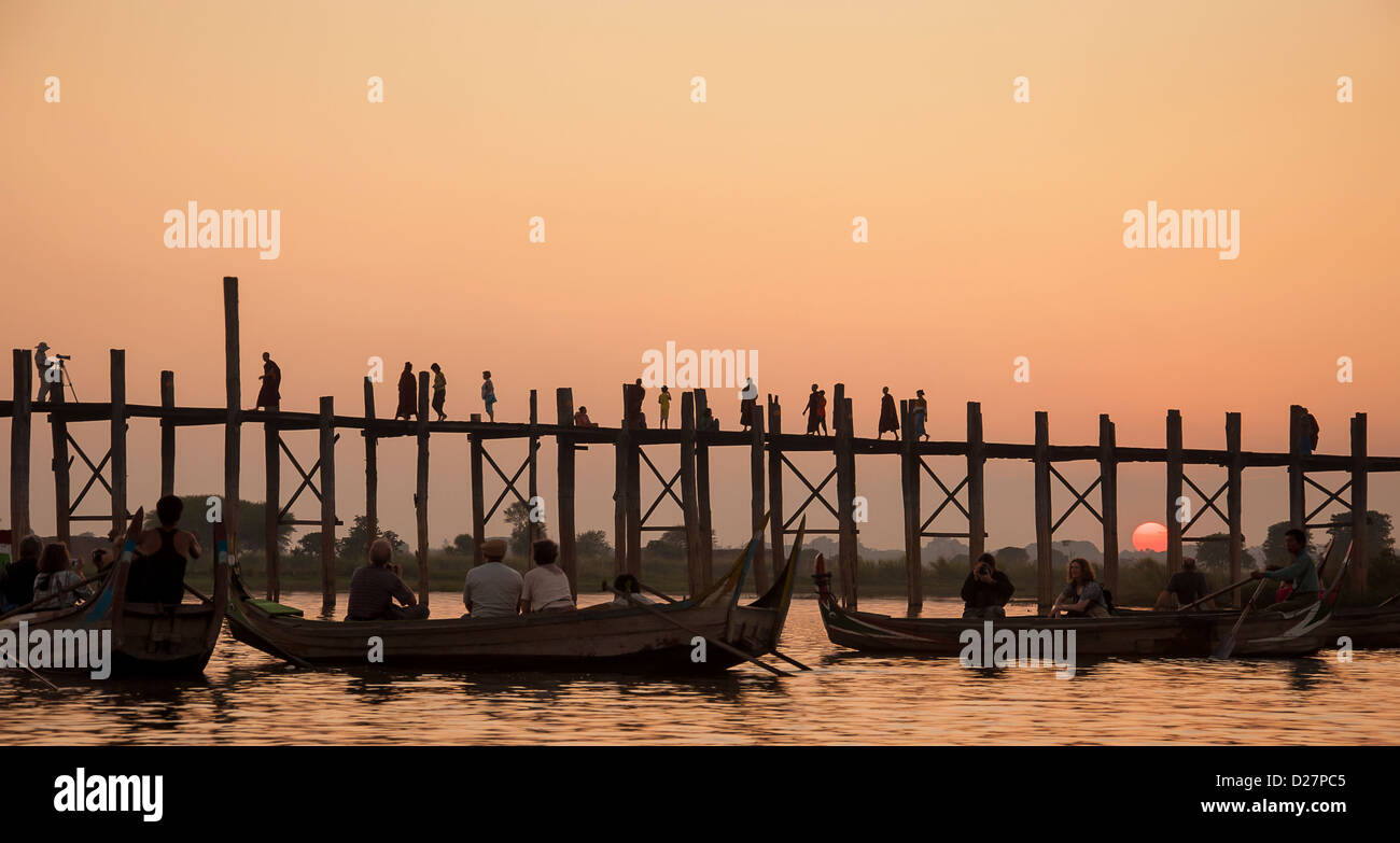 Tourists waiting for sunset at Taungthaman lake, Mandalay, Myanmar Stock Photo