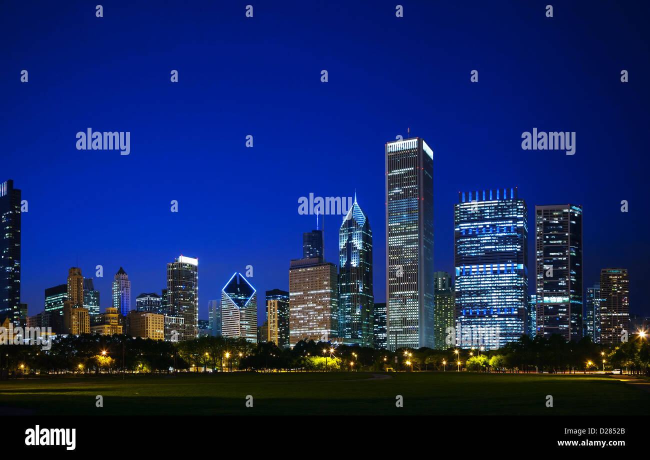 Chicago downtown evening night skyline hi-res stock photography and ...