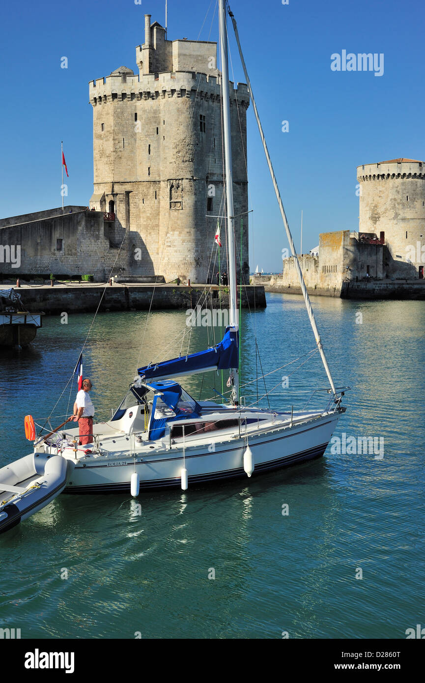 The towers tour de la Chaîne and tour Saint-Nicolas in the old harbour / Vieux-Port at La Rochelle, Charente-Maritime, France Stock Photo