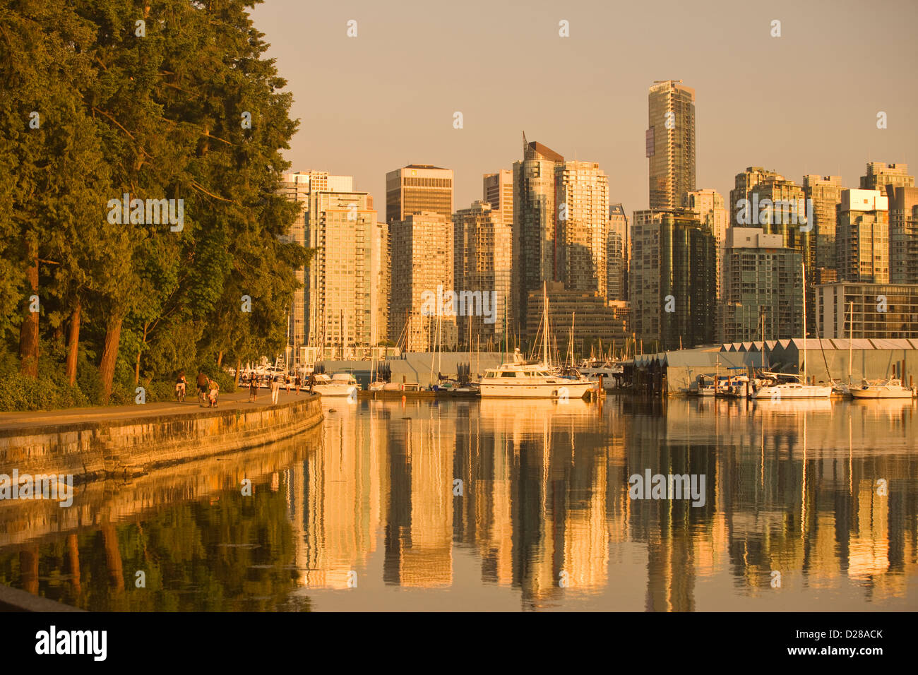 BIKE PATH PROMENADE COAL HARBOUR FROM STANLEY PARK DOWNTOWN SKYLINE VANCOUVER BRITISH COLUMBIA CANADA Stock Photo