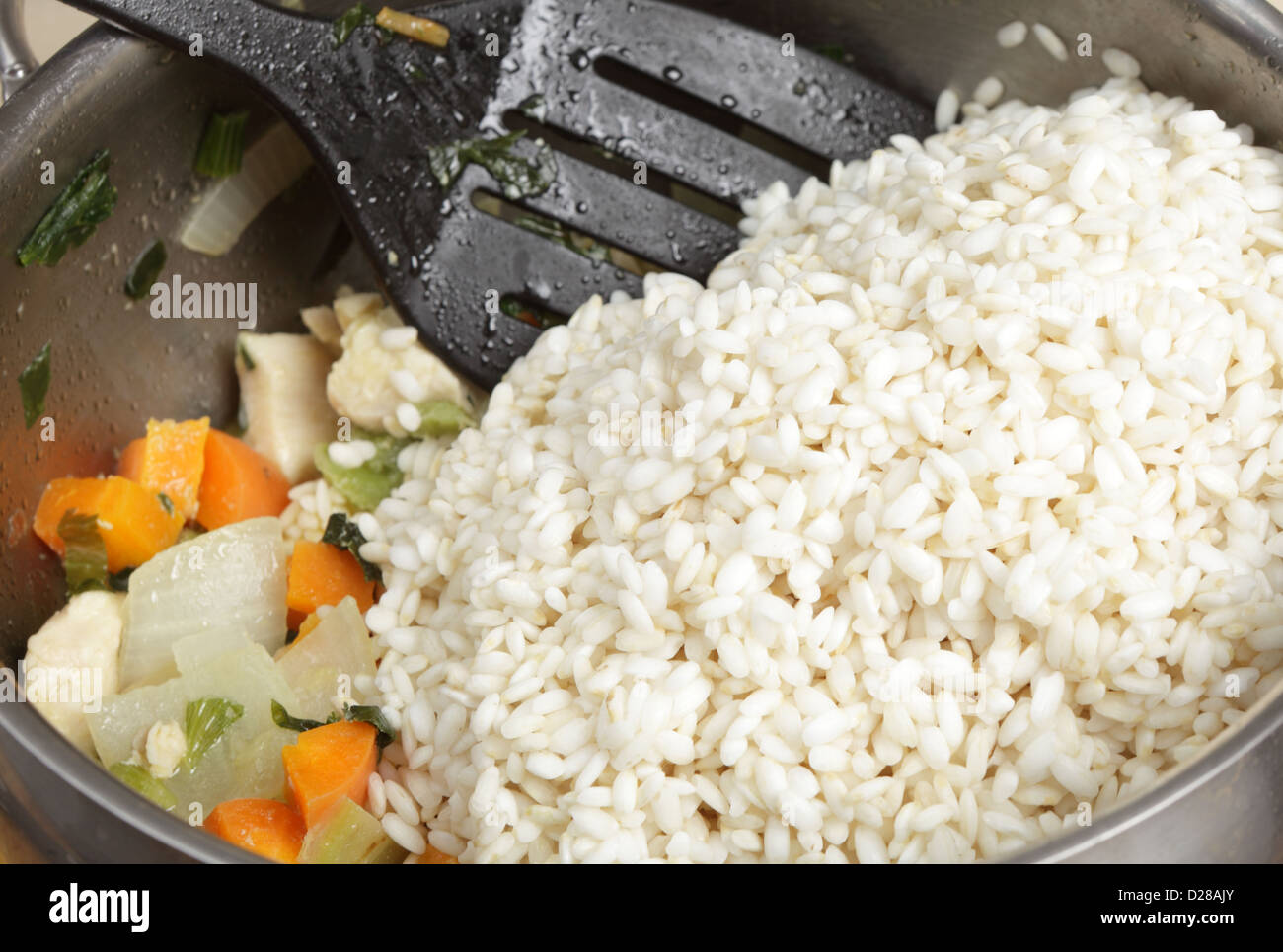 рис с яйцом и луком. рис на сковороде. рис арборио с овощами. варка риса. добавь в рис.