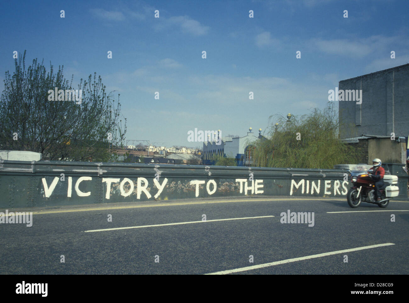 London: Camden Lock bridge with slogan supporting National Mineworkers' strike. 1985. Stock Photo