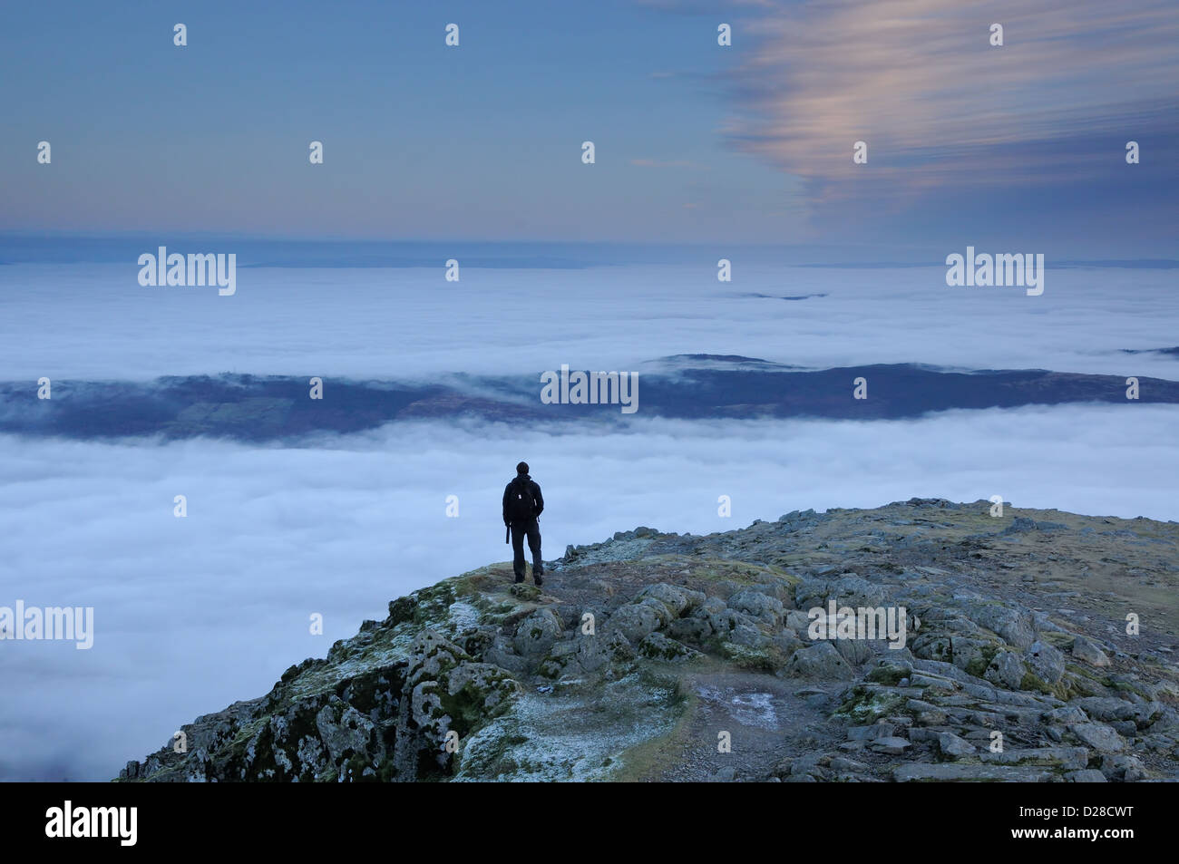 Lone figure walking hi-res stock photography and images - Alamy