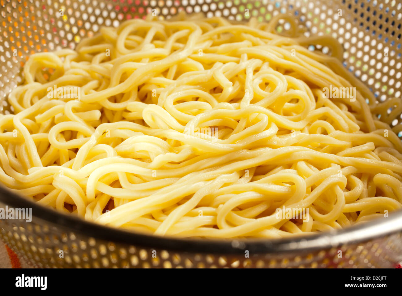 cooked-fresh-lo-mein-noodles-aka-ramen-and-saimin-stock-photo-alamy