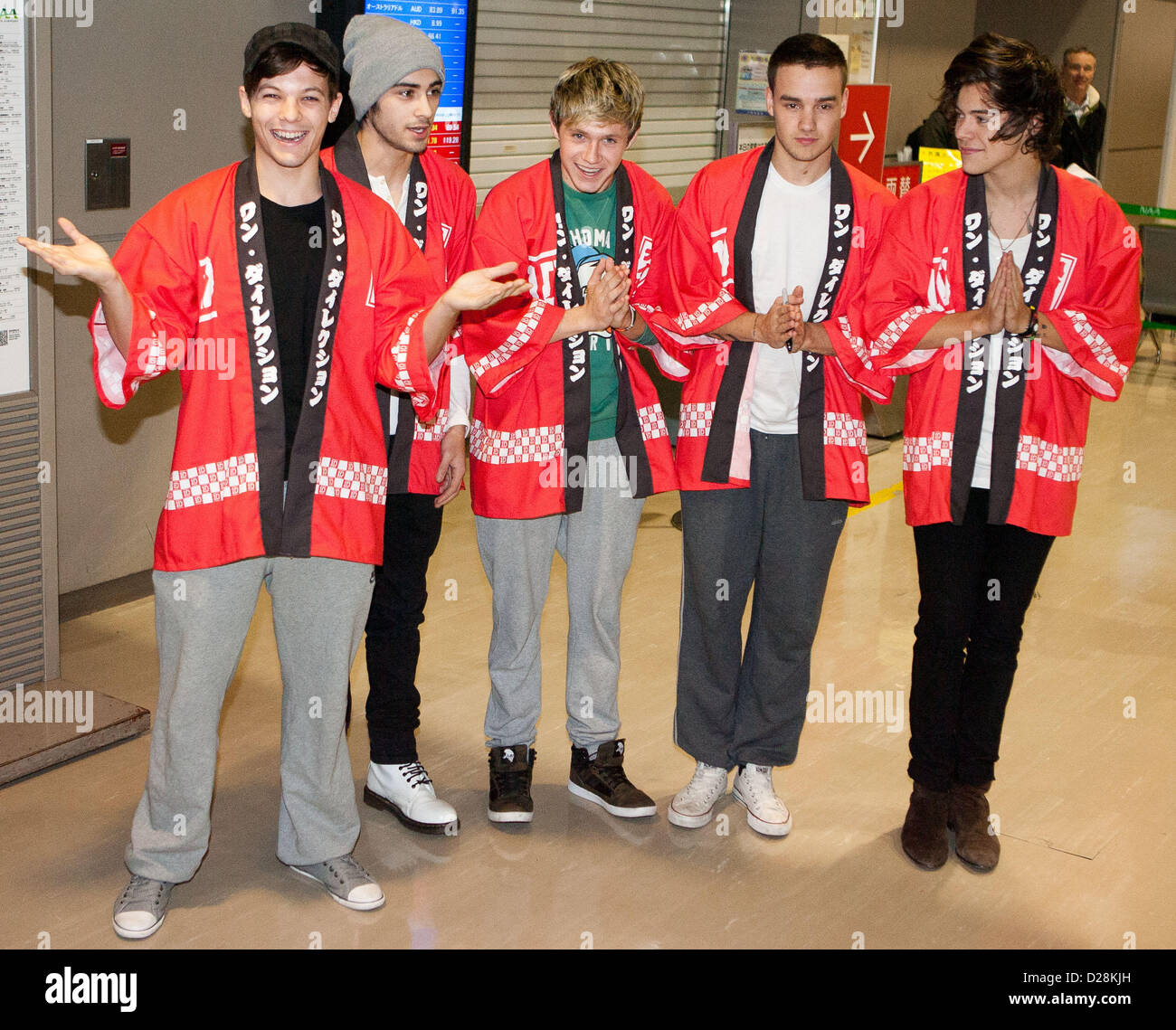 Chiba Japan 17th January 13 L R Louis Tomlinson Zayn Malik Niall Horan Liam Payne Harry Styles Wearing Japanese Traditional Costumes English Irish Pop Boy Band One Direction Arrives At Narita International Airport East