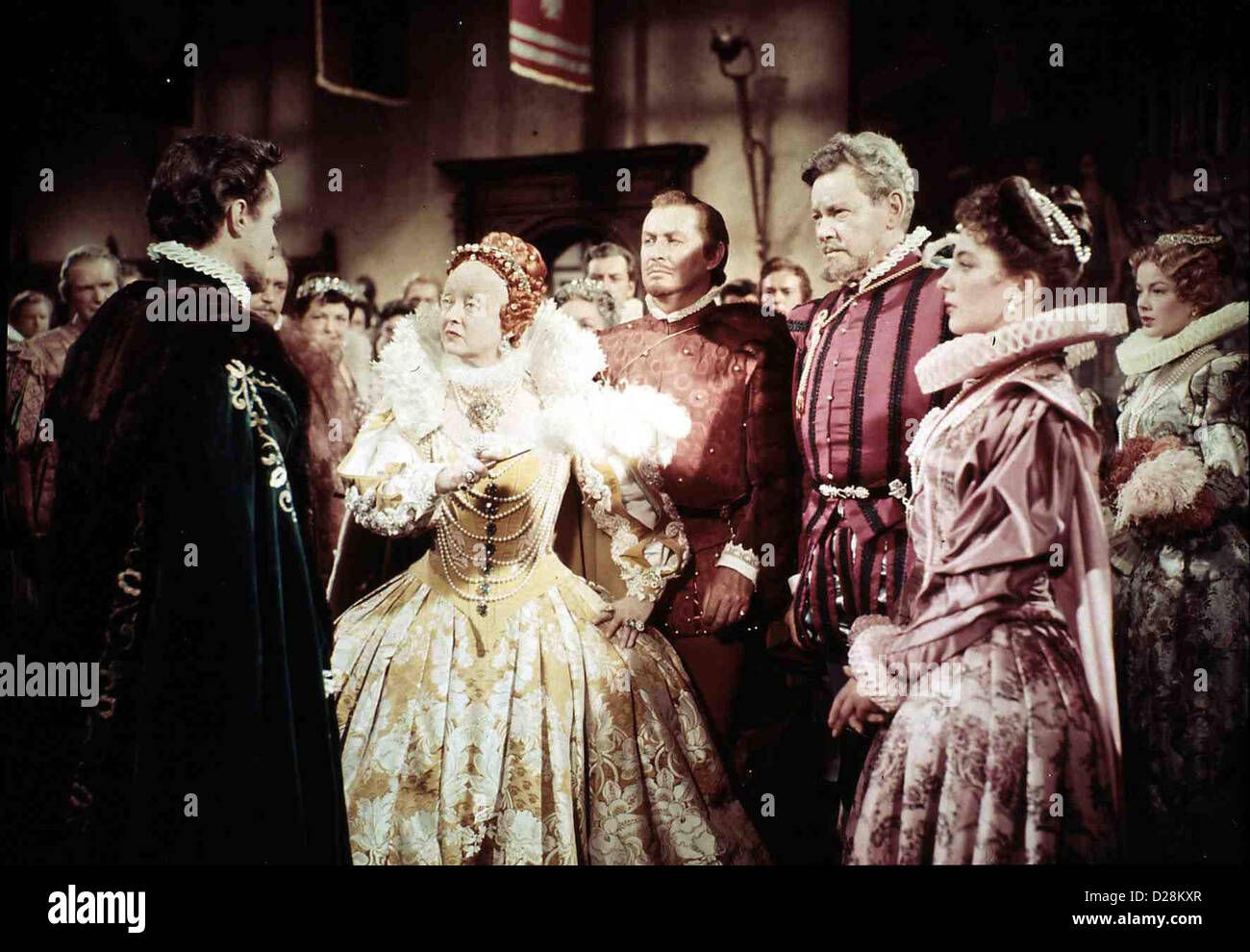 Die Jungfraeuliche Koenigin  Virgin Queen,  Richard Todd, Bette Davis, Joan Collins Sir Walter Raleigh (Richard Todd, l) bittet Stock Photo