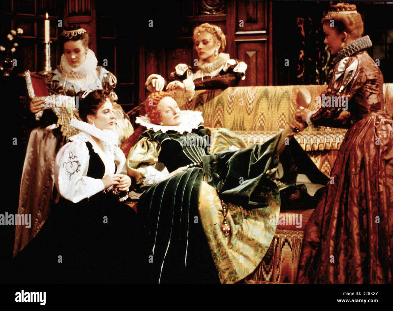 Die Jungfraeuliche Koenigin  Virgin Queen,  Joan Collins, Bette Davis Beth Throgmorton (Joan Collins,2vl) ueberlegt, wie sie Stock Photo