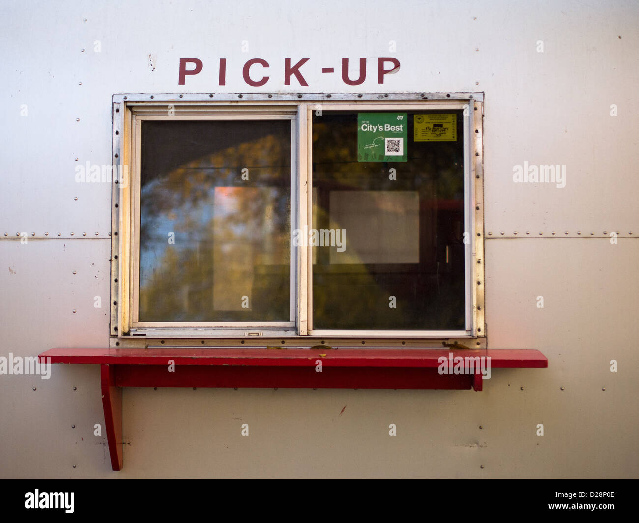 Pick up window on a metal Aistream food truck / trailer in Austin, Texas Stock Photo