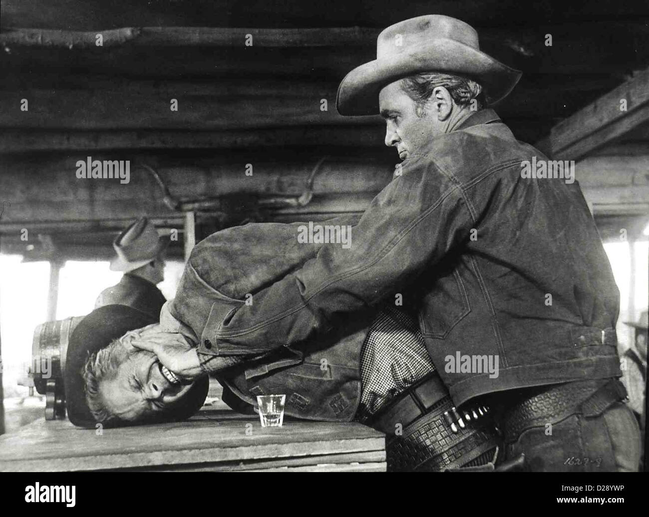 Winchester 73  --  Dan Duryea, James Stewart Lin McAdam (James Stewart, r) zwingt den Banditen Waco Kid (Dan Duryea), ihm seine Stock Photo