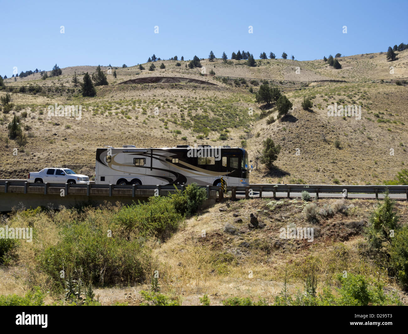 Large motorhome towing car near Warm Springs in Oregon, USA Stock Photo