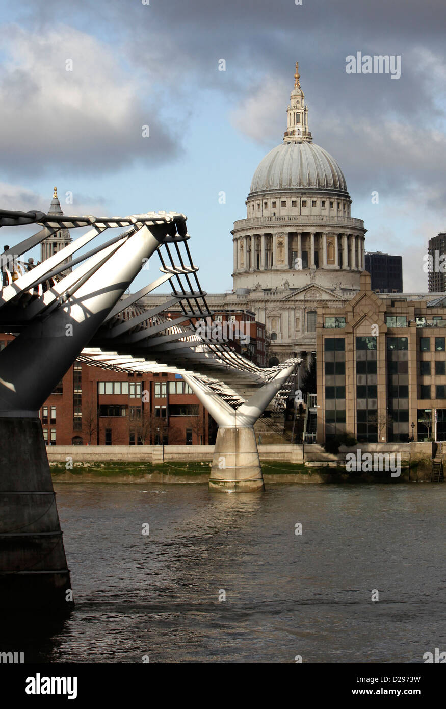 MILLENIUM BRIDGE OVER THE THAMES IN CENTRAL LONDON WITH ST. PAULS ...