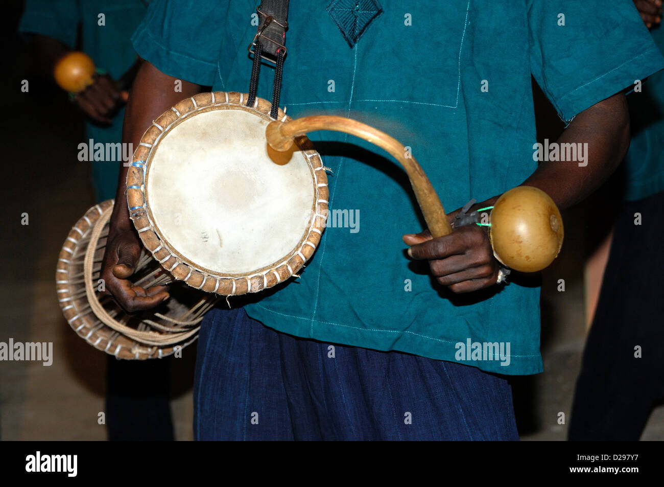 Talking drum hires stock photography and images Alamy