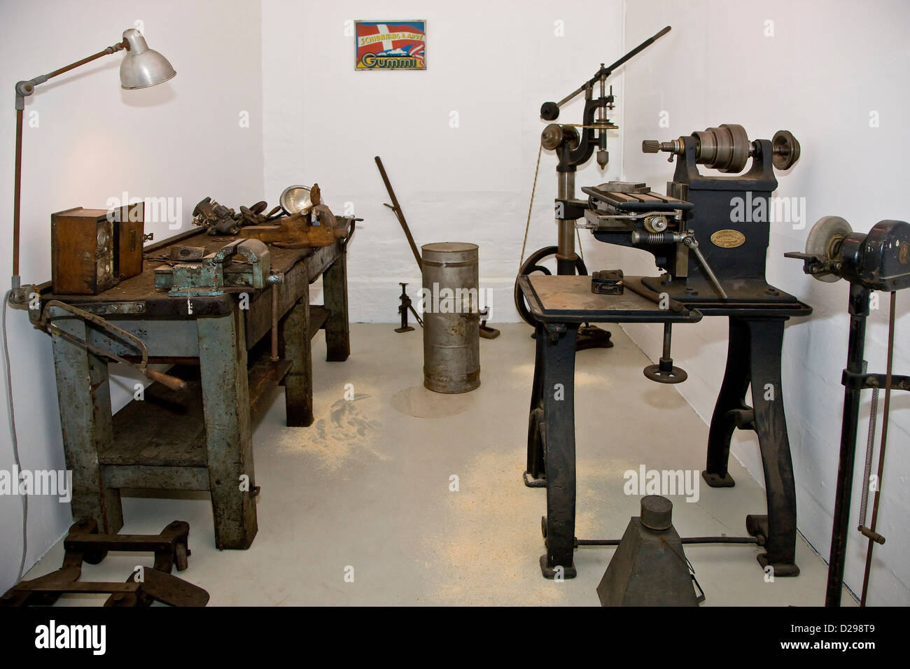 Old car repair shop Stock Photo - Alamy