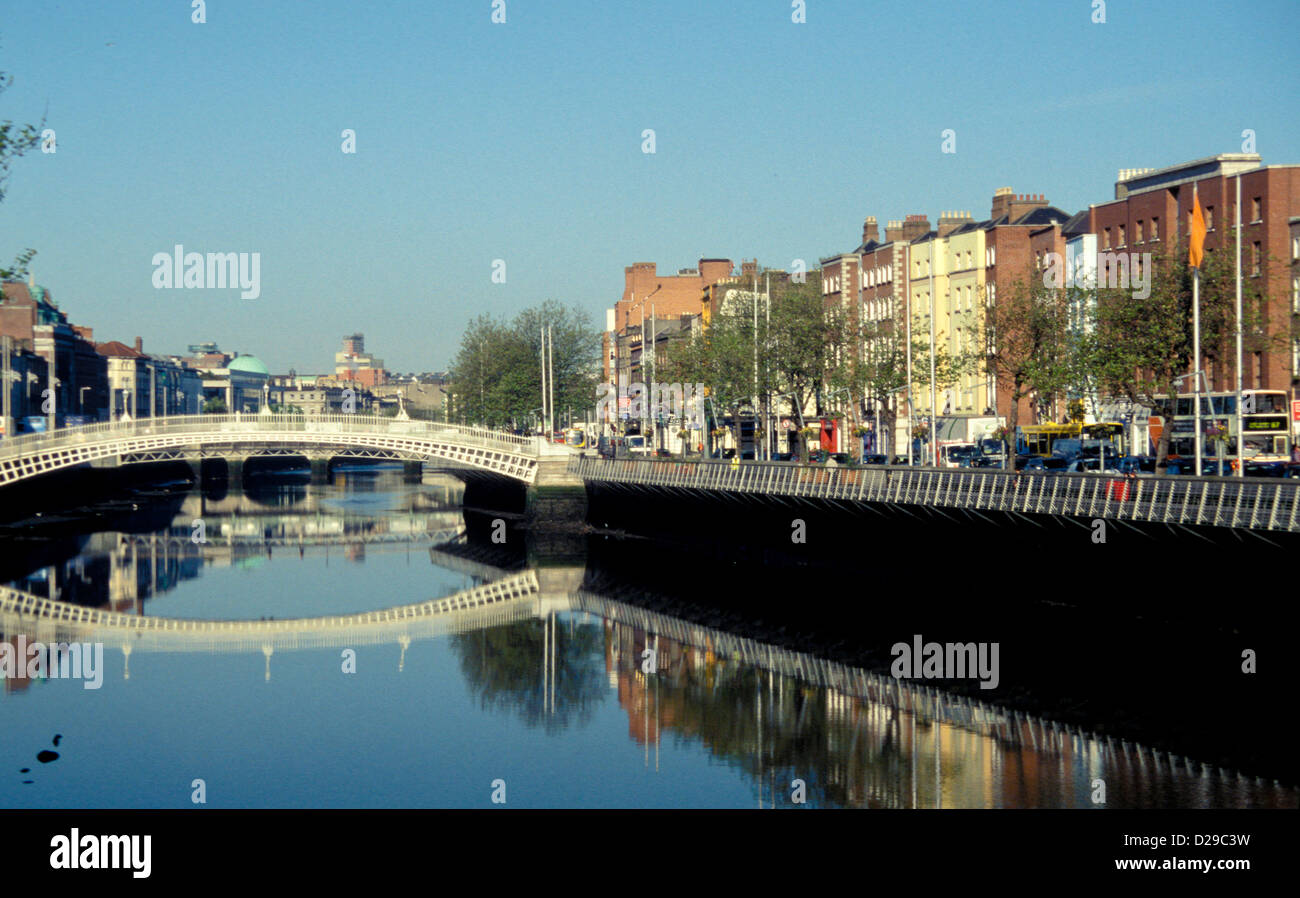 Ireland. Dublin. Ha'Penny Bridge Over The River Liffey Stock Photo - Alamy