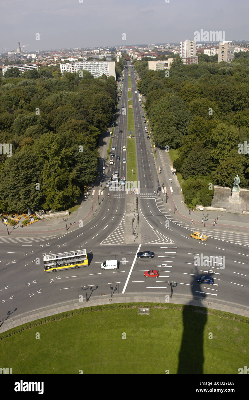 Germany. Berlin. Aerial view of Altonaer Avenue crossing the Tiergarten park and the Grosser Stern roundabout. Stock Photo