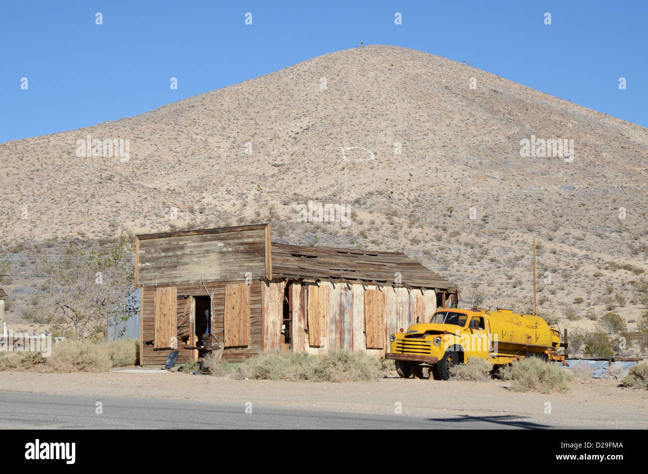 Old Chevrolet truck and barrack at Darwin, Death Valley Stock Photo