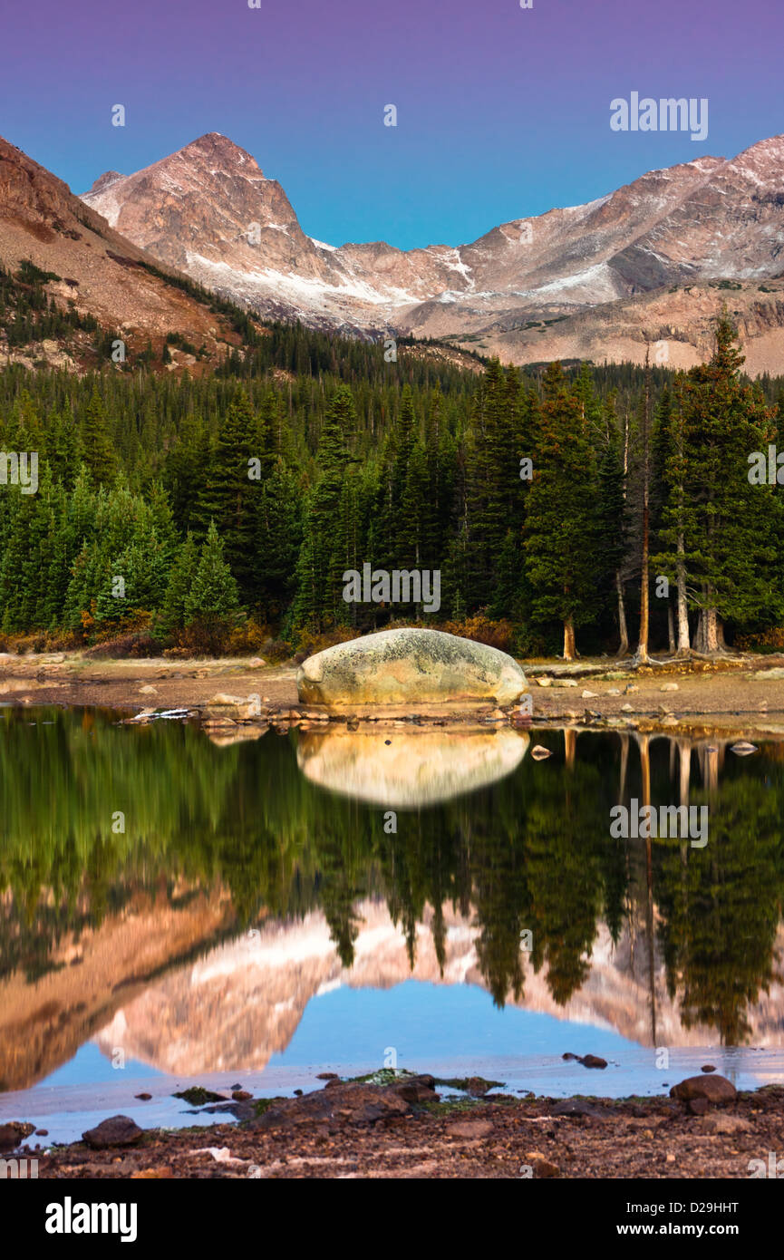 Mountain lake reflection peaks hi-res stock photography and images - Alamy