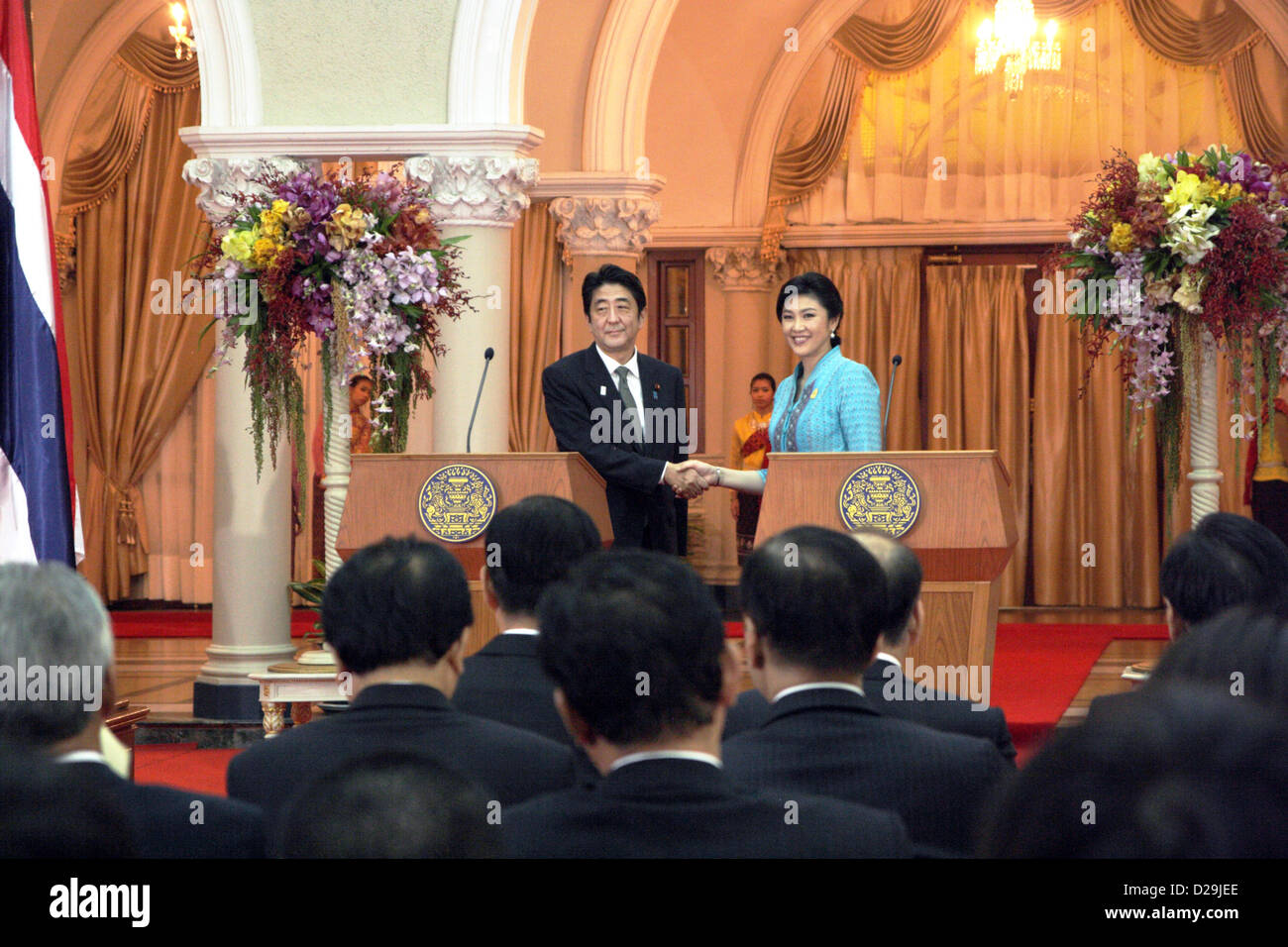 17th Jan 2013. Bangkok, Thailand. Shinzo Abe, Japan's prime minister shakes hands with Yingluck Shinawatra, Thailand's prime minister, during a press conference at Government House . Abe becomes first Japanese Prime Minister to visit Thailand in 11 years . The Japanese prime minister arrived in Thailand on Thursday.He visited Thai-Nichi Institute of Technology and was granted an audience with His Majesty the King at Her Royal Highness Princess Galyani Vadhana Auditorium at Siriraj Hospital before holding talks with Ms Yingluck at Government House. Stock Photo