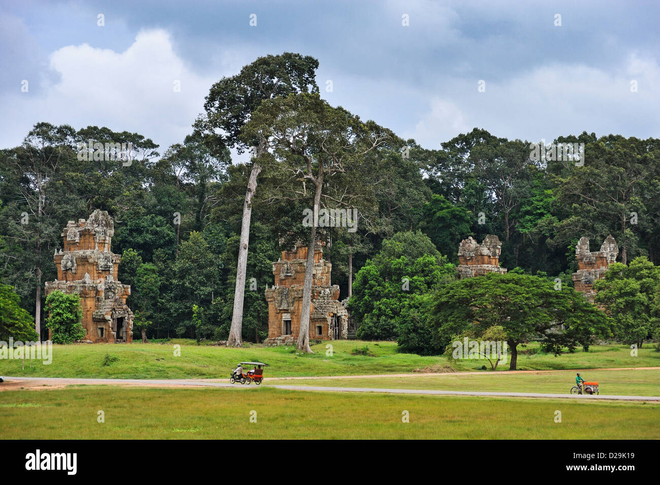 Ruins and tourists at Angkor Wat, Cambodia Stock Photo