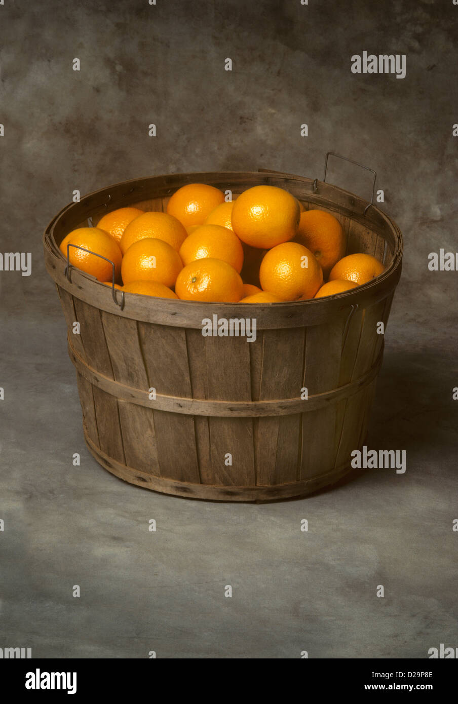 Bushel basket of fresh oranges Stock Photo Alamy