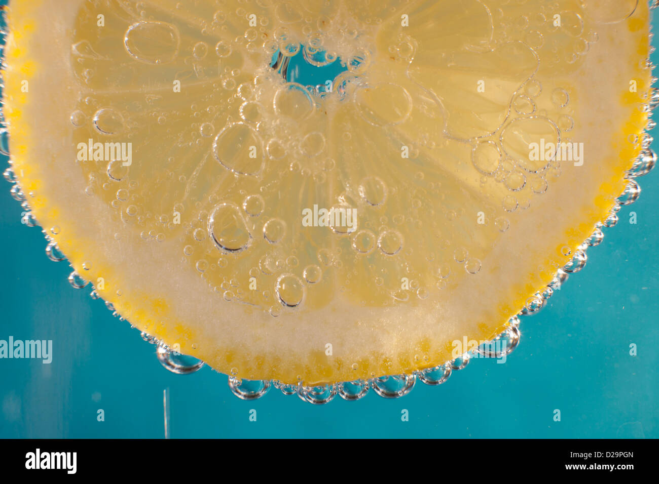 A slice of lemon in a glass of sparkling mineral water Stock Photo - Alamy